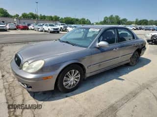 2004 Hyundai Sonata z VIN KMHWF25S24A985640, wystawiony jako Copart lot #63283325 z przebiegiem 235 372 mil mil oraz Szkoda całkowita • Salvage title. Historia ofert i sprzedaży dostępna na DreamBid. Obrazek 1.