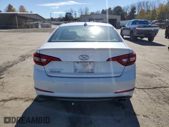 2015 Hyundai Sonata SE z VIN 5NPE24AF1FH213514, wystawiony jako Copart lot #82555545 z przebiegiem 84 225 mil mil oraz Czysty tytuł • Clean title. Historia ofert i sprzedaży dostępna na DreamBid. Obrazek 6.
