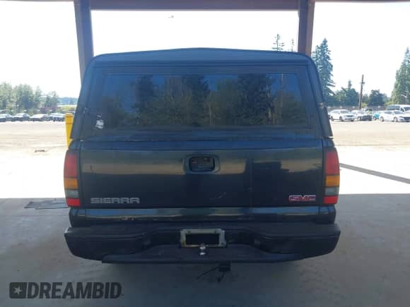 2005 GMC Sierra 1500 Work Truck z VIN 1GTEC14X75Z329663, wystawiony jako IAAI lot #42872806 z przebiegiem 182 385 mil mil oraz . Historia ofert i sprzedaży dostępna na DreamBid. Obrazek 17.