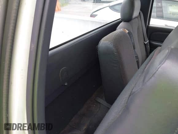 2001 Chevrolet Silverado 1500 с VIN 1GCEC14V91Z137945, выставлен на аукционе IAAI как лот 42368648 с пробегом Не указан миль и . История ставок и продаж доступна на DreamBid. Изображение 8.
