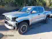 2025 Toyota Tacoma SR z VIN 3TMLB5JN9SM119566, wystawiony jako IAAI lot #43569506 z przebiegiem 12 312 mil mil oraz . Historia ofert i sprzedaży dostępna na DreamBid. Obrazek 20.