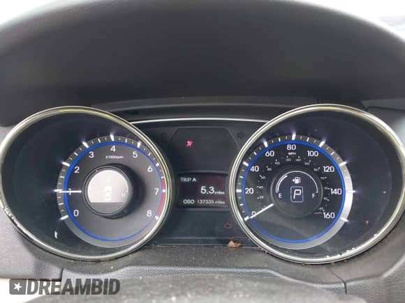 2013 Hyundai Sonata GLS z VIN 5NPEB4AC1DH703857, wystawiony jako IAAI lot #43263235 z przebiegiem 137 335 mil mil oraz . Historia ofert i sprzedaży dostępna na DreamBid. Obrazek 7.