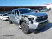 2024 Toyota Tacoma SR5 z VIN 3TMLB5JN5RM039515, wystawiony jako IAAI lot #42416031 z przebiegiem 10 900 mil mil oraz . Historia ofert i sprzedaży dostępna na DreamBid. Obrazek 1.