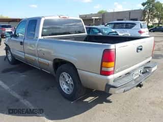 2001 Chevrolet Silverado 1500 LS z VIN 1GCEC19T71Z129656, wystawiony jako IAAI lot #43417159 z przebiegiem 216 452 mil mil oraz . Historia ofert i sprzedaży dostępna na DreamBid. Obrazek 3.