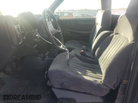 1998 Chevrolet S-10 z VIN 1GCCS144XWK171796, wystawiony jako Copart lot #68531605 z przebiegiem 125 270 mil mil oraz Czysty tytuł • Clean title. Historia ofert i sprzedaży dostępna na DreamBid. Obrazek 7.