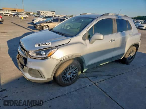 2019 Chevrolet Trax LT z VIN KL7CJLSB2KB811796, wystawiony jako Copart lot #69226525 z przebiegiem 76 131 mil mil oraz Szkoda całkowita • Salvage title. Historia ofert i sprzedaży dostępna na DreamBid. Obrazek 1.