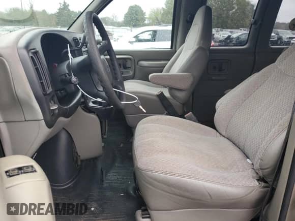 2001 Chevrolet Express with VIN 1GAHG39R011123173, listed as a Copart auction lot 81232074 with 109,829 mi miles and Salvage title. Bid and sale history available at DreamBid. Image 7.