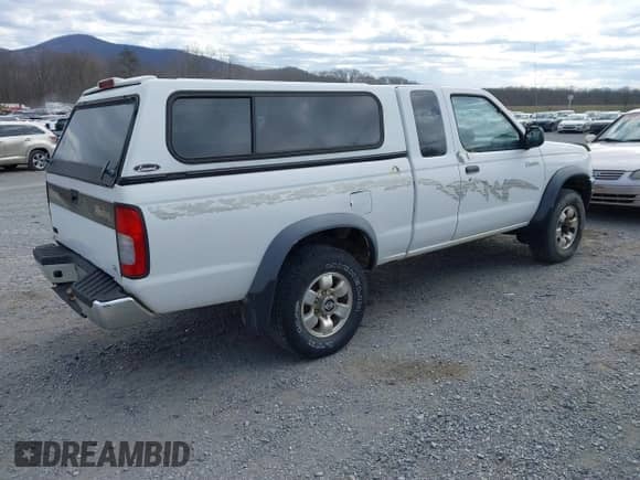 1998 Nissan Frontier XE z VIN 1N6DD26Y4WC361816, wystawiony jako IAAI lot #41783622 z przebiegiem 141 834 mil mil oraz . Historia ofert i sprzedaży dostępna na DreamBid. Obrazek 4.