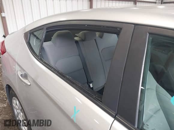 2018 Hyundai Elantra SE с VIN 5NPD74LF3JH275550, выставлен на аукционе IAAI как лот 42718218 с пробегом 99 578 миль миль и . История ставок и продаж доступна на DreamBid. Изображение 18.