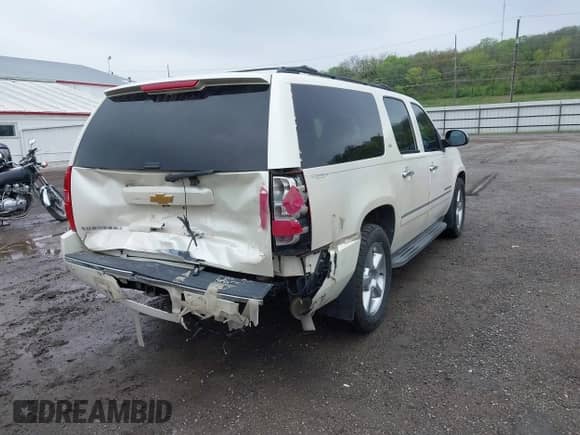 2013 Chevrolet Suburban LTZ z VIN 1GNSKKE76DR185653, wystawiony jako IAAI lot #42136415 z przebiegiem 187 940 mil mil oraz . Historia ofert i sprzedaży dostępna na DreamBid. Obrazek 4.