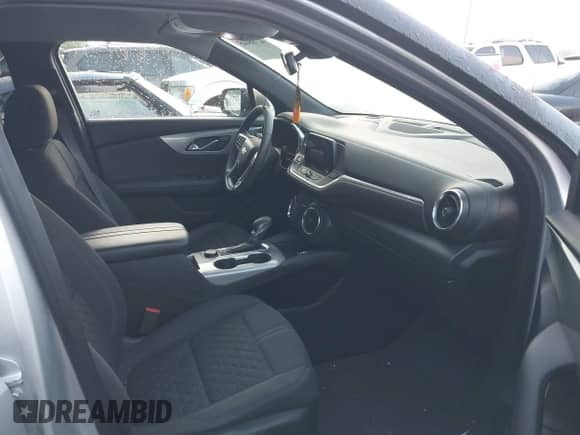 2021 Chevrolet Blazer LT z VIN 3GNKBCRS4MS515677, wystawiony jako IAAI lot #42708445 z przebiegiem 58 173 mil mil oraz . Historia ofert i sprzedaży dostępna na DreamBid. Obrazek 5.