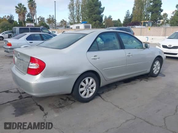 2003 Toyota Camry LE z VIN 4T1BF30K33U559514, wystawiony jako IAAI lot #43518376 z przebiegiem 203 514 mil mil oraz . Historia ofert i sprzedaży dostępna na DreamBid. Obrazek 4.