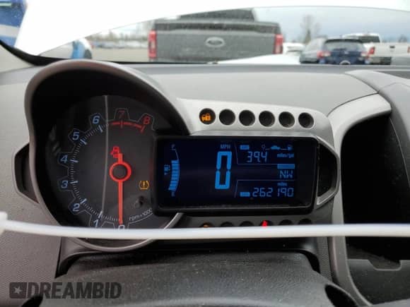 2012 Chevrolet Sonic LT z VIN 1G1JD5SB0C4161572, wystawiony jako Copart lot #47422855 z przebiegiem 262 190 mil mil oraz Czysty tytuł • Clean title. Historia ofert i sprzedaży dostępna na DreamBid. Obrazek 9.