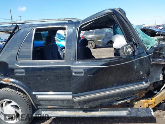 2000 Chevrolet Blazer LT with VIN 1GNDT13W8Y2280580, listed as a IAAI auction lot 41901975 with 236,736 mi miles and . Bid and sale history available at DreamBid. Image 12.