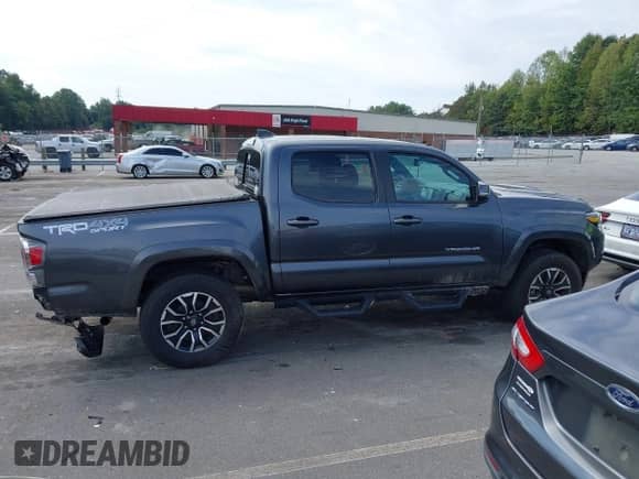 2023 Toyota Tacoma SR z VIN 3TMCZ5AN3PM613358, wystawiony jako IAAI lot #43211852 z przebiegiem 25 287 mil mil oraz . Historia ofert i sprzedaży dostępna na DreamBid. Obrazek 13.
