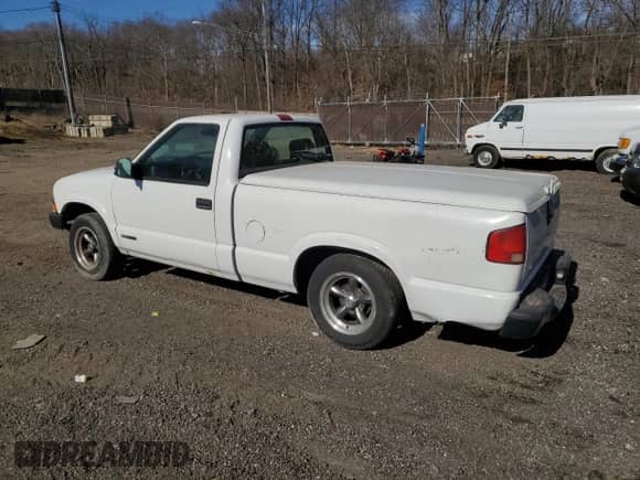 2000 Chevrolet S-10 LS z VIN 1GCCS1453YK264915, wystawiony jako Copart lot #46290675 z przebiegiem Nie podano mil oraz Szkoda całkowita • Salvage title. Historia ofert i sprzedaży dostępna na DreamBid. Obrazek 2.