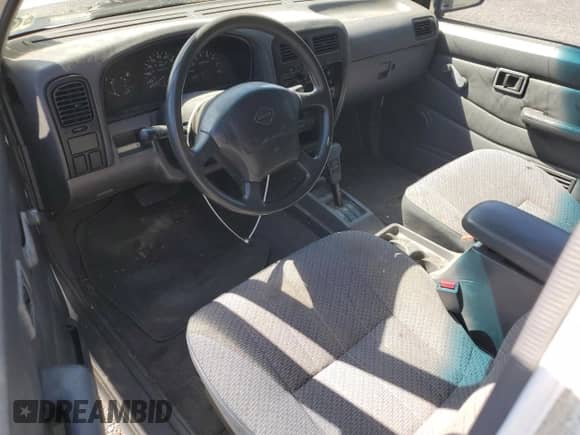 1996 Nissan Frontier XE z VIN 1N6SD16S8TC336698, wystawiony jako Copart lot #59005305 z przebiegiem 286 264 mil mil oraz Czysty tytuł • Clean title. Historia ofert i sprzedaży dostępna na DreamBid. Obrazek 8.