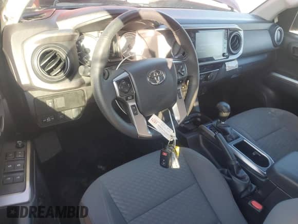 2023 Toyota Tacoma SR z VIN 3TMCZ5AN6PM567217, wystawiony jako Copart lot #89866325 z przebiegiem 4 835 mil mil oraz Czysty tytuł • Clean title. Historia ofert i sprzedaży dostępna na DreamBid. Obrazek 8.