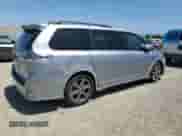 2018 Toyota Sienna SE z VIN 5TDXZ3DC7JS952681, wystawiony jako Copart lot #58244245 z przebiegiem 89 313 mil mil oraz Szkoda całkowita • Salvage title. Historia ofert i sprzedaży dostępna na DreamBid. Obrazek 3.