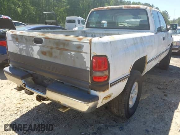 1996 Dodge 1500 z VIN 3B7HF13Z5TG183008, wystawiony jako IAAI lot #42320792 z przebiegiem 446 432 mil mil oraz . Historia ofert i sprzedaży dostępna na DreamBid. Obrazek 4.