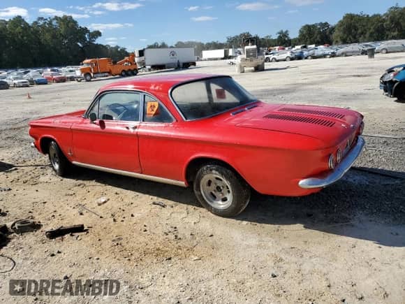 1962 Chevrolet Corvair z VIN 209270139886, wystawiony jako Copart lot #80377214 z przebiegiem 88 166 mil mil oraz Nie do naprawy • Non repairable. Historia ofert i sprzedaży dostępna na DreamBid. Obrazek 2.