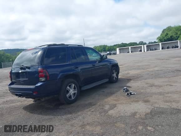 2007 Chevrolet TrailBlazer LS z VIN 1GNDT13S072206310, wystawiony jako IAAI lot #42751306 z przebiegiem 106 298 mil mil oraz . Historia ofert i sprzedaży dostępna na DreamBid. Obrazek 4.