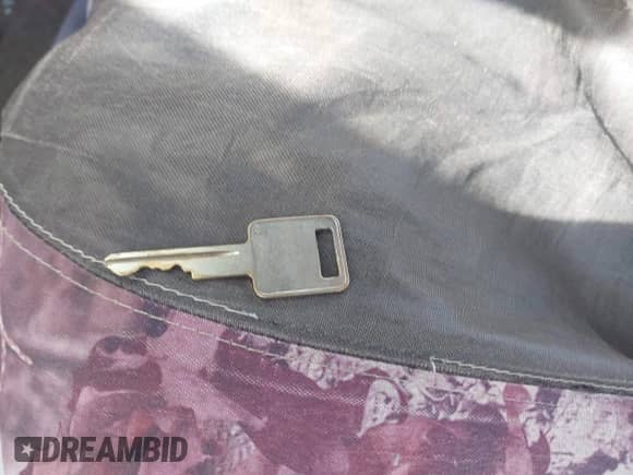 1985 Chevrolet Blazer z VIN 1G8CS18B8F0116326, wystawiony jako IAAI lot #41703286 z przebiegiem 175 000 mil mil oraz . Historia ofert i sprzedaży dostępna na DreamBid. Obrazek 11.