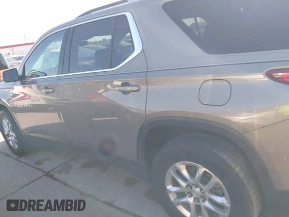 2018 Chevrolet Traverse LT Cloth z VIN 1GNERGKW3JJ209693, wystawiony jako IAAI lot #43443294 z przebiegiem 105 300 mil mil oraz . Historia ofert i sprzedaży dostępna na DreamBid. Obrazek 14.