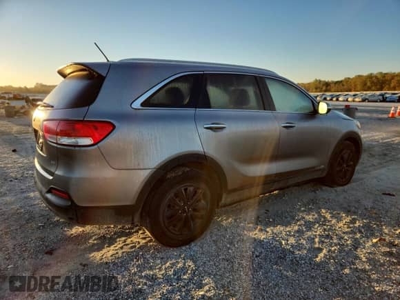 2017 Kia Sorento LX with VIN 5XYPGDA51HG192532, listed as a Copart auction lot 82711205 with 100,189 mi miles and Clean title. Bid and sale history available at DreamBid. Image 3.