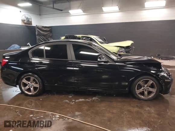 2013 BMW 3 Series 328i xDrive z VIN WBA3B3G53DNR80324, wystawiony jako IAAI lot #41490385 z przebiegiem 177 026 mil mil oraz . Historia ofert i sprzedaży dostępna na DreamBid. Obrazek 13.