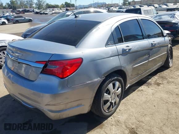 2014 Chrysler 200 LX с VIN 1C3CCBAB8EN237320, выставлен на аукционе IAAI как лот 43551760 с пробегом 130 648 миль миль и . История ставок и продаж доступна на DreamBid. Изображение 4.