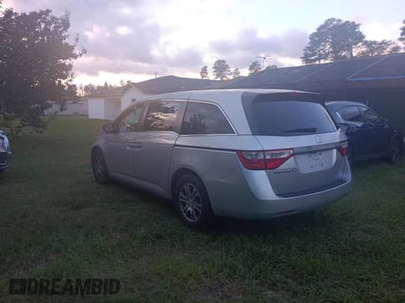 2013 Honda Odyssey EX-L z VIN 5FNRL5H69DB022042, wystawiony jako Copart lot #86334825 z przebiegiem 181 964 mil mil oraz Czysty tytuł • Clean title. Historia ofert i sprzedaży dostępna na DreamBid. Obrazek 3.