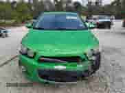 2014 Chevrolet Sonic LT z VIN 1G1JD5SB1E4232572, wystawiony jako Copart lot #42621405 z przebiegiem 118 844 mil mil oraz Szkoda całkowita • Salvage title. Historia ofert i sprzedaży dostępna na DreamBid. Obrazek 5.