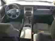 2008 Jeep Commander Sport z VIN 1J8HG48K58C167002, wystawiony jako Copart lot #83864465 z przebiegiem 114 167 mil mil oraz Czysty tytuł • Clean title. Historia ofert i sprzedaży dostępna na DreamBid. Obrazek 8.