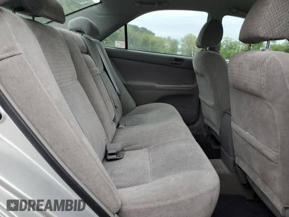 2002 Toyota Camry XLE z VIN 4T1BE32K02U598267, wystawiony jako Copart lot #67682135 z przebiegiem 101 134 mil mil oraz Czysty tytuł • Clean title. Historia ofert i sprzedaży dostępna na DreamBid. Obrazek 10.