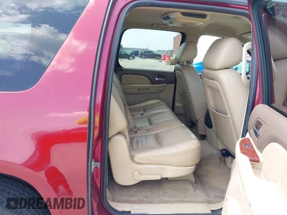 2010 Chevrolet Suburban LT z VIN 1GNUCJE03AR267838, wystawiony jako IAAI lot #42535623 z przebiegiem 265 769 mil mil oraz . Historia ofert i sprzedaży dostępna na DreamBid. Obrazek 8.