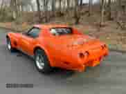 1975 Chevrolet Corvette z VIN 1Z37J5S437631, wystawiony jako Copart lot #51933835 z przebiegiem 98 510 mil mil oraz Czysty tytuł • Clean title. Historia ofert i sprzedaży dostępna na DreamBid. Obrazek 4.