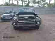 2018 Toyota Tacoma SR5 z VIN 5TFSZ5AN8JX150016, wystawiony jako IAAI lot #42427452 z przebiegiem 22 374 mil mil oraz . Historia ofert i sprzedaży dostępna na DreamBid. Obrazek 12.