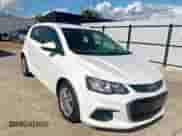 2018 Chevrolet Sonic LT z VIN 1G1JG6SH9J4110845, wystawiony jako Copart lot #82162555 z przebiegiem 137 730 mil mil oraz Czysty tytuł • Clean title. Historia ofert i sprzedaży dostępna na DreamBid. Obrazek 1.