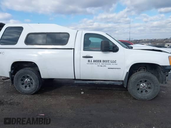 2011 GMC Sierra 1500 Work Truck z VIN 1GTN2TE01BZ326091, wystawiony jako IAAI lot #41516755 z przebiegiem Nie podano mil oraz . Historia ofert i sprzedaży dostępna na DreamBid. Obrazek 13.