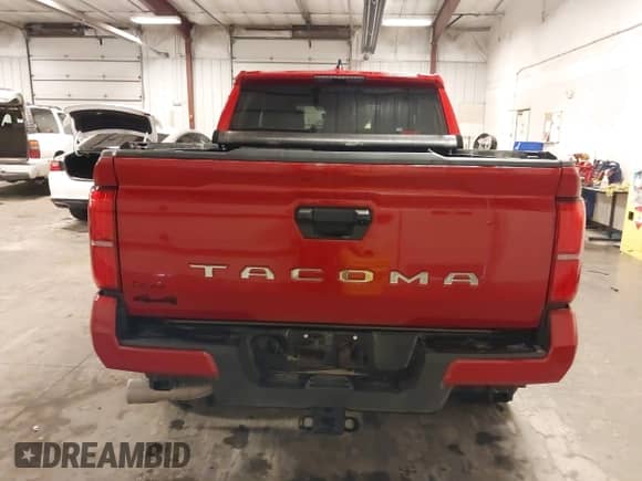 2024 Toyota Tacoma SR5 z VIN 3TYLB5JNXRT023878, wystawiony jako IAAI lot #43246001 z przebiegiem 9 321 mil mil oraz . Historia ofert i sprzedaży dostępna na DreamBid. Obrazek 16.