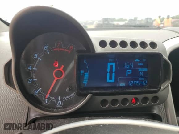 2013 Chevrolet Sonic LTZ с VIN 1G1JE5SH7D4152807, выставлен на аукционе Copart как лот 58600395 с пробегом 129 542 миль миль и Списание • Salvage title. История ставок и продаж доступна на DreamBid. Изображение 9.