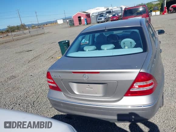 2005 Mercedes-Benz C 230 Kompressor z VIN WDBRF40J15A679931, wystawiony jako IAAI lot #43220115 z przebiegiem 151 395 mil mil oraz . Historia ofert i sprzedaży dostępna na DreamBid. Obrazek 16.