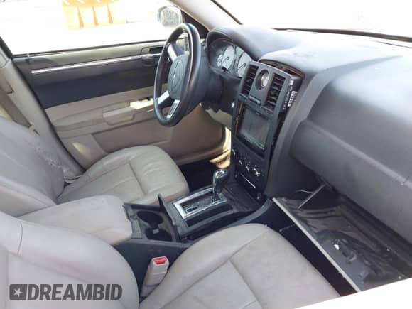 2007 Chrysler 300 Limited с VIN 2C3KA53G27H613386, выставлен на аукционе IAAI как лот 42734939 с пробегом 179 003 миль миль и . История ставок и продаж доступна на DreamBid. Изображение 5.