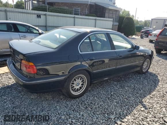 1999 BMW 5 Series 528i с VIN WBADM6343XBY34492, выставлен на аукционе Copart как лот 64988735 с пробегом 158 254 миль миль и Чистый • Clean title. История ставок и продаж доступна на DreamBid. Изображение 3.