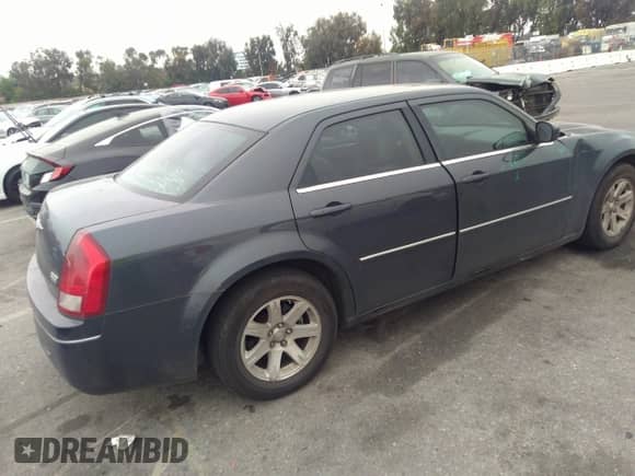 2007 Chrysler 300 Signature z VIN 2C3LA53G77H737769, wystawiony jako IAAI lot #36668043 z przebiegiem 257 759 mil mil oraz . Historia ofert i sprzedaży dostępna na DreamBid. Obrazek 4.