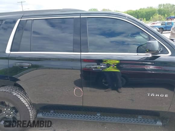 2018 Chevrolet Tahoe LS z VIN 1GNSKAKC0JR362060, wystawiony jako IAAI lot #42193424 z przebiegiem 73 805 mil mil oraz . Historia ofert i sprzedaży dostępna na DreamBid. Obrazek 14.