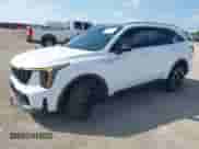 2025 Kia Sorento EX z VIN 5XYRH4JFXSG326301, wystawiony jako IAAI lot #42695332 z przebiegiem 19 187 mil mil oraz . Historia ofert i sprzedaży dostępna na DreamBid. Obrazek 17.
