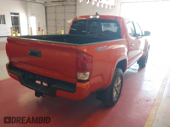 2017 Toyota Tacoma SR5 z VIN 3TMAZ5CN4HM037804, wystawiony jako IAAI lot #43407058 z przebiegiem 119 886 mil mil oraz . Historia ofert i sprzedaży dostępna na DreamBid. Obrazek 4.
