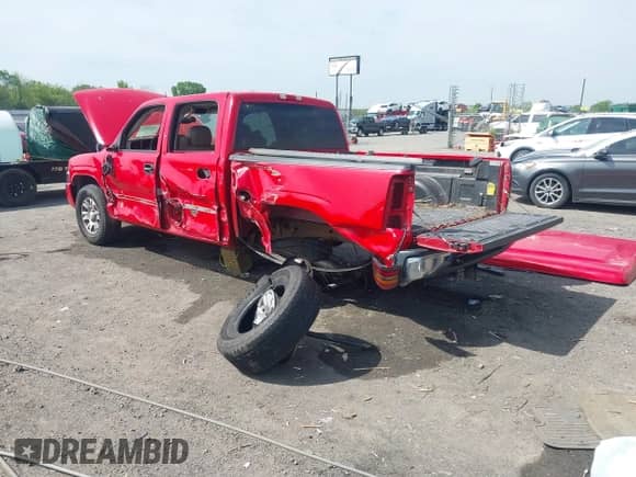 2005 GMC Sierra 1500 SLE z VIN 2GTEC13T851158333, wystawiony jako IAAI lot #41993604 z przebiegiem 354 273 mil mil oraz . Historia ofert i sprzedaży dostępna na DreamBid. Obrazek 3.